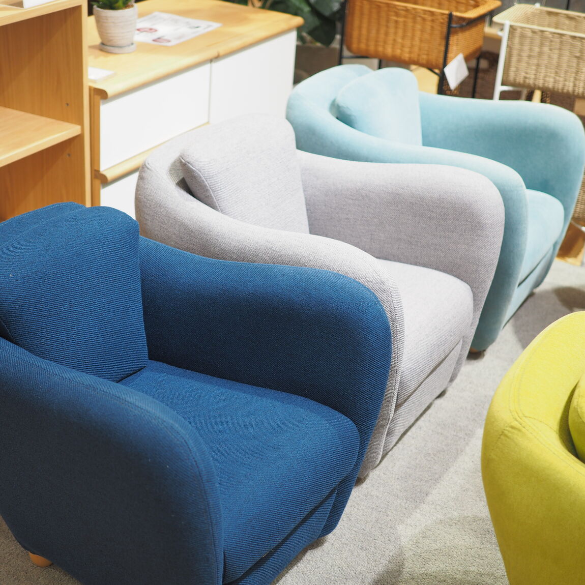 直江津】個性的なカラーとフォルム｜IDEE ミニ ミラー アーム チェア